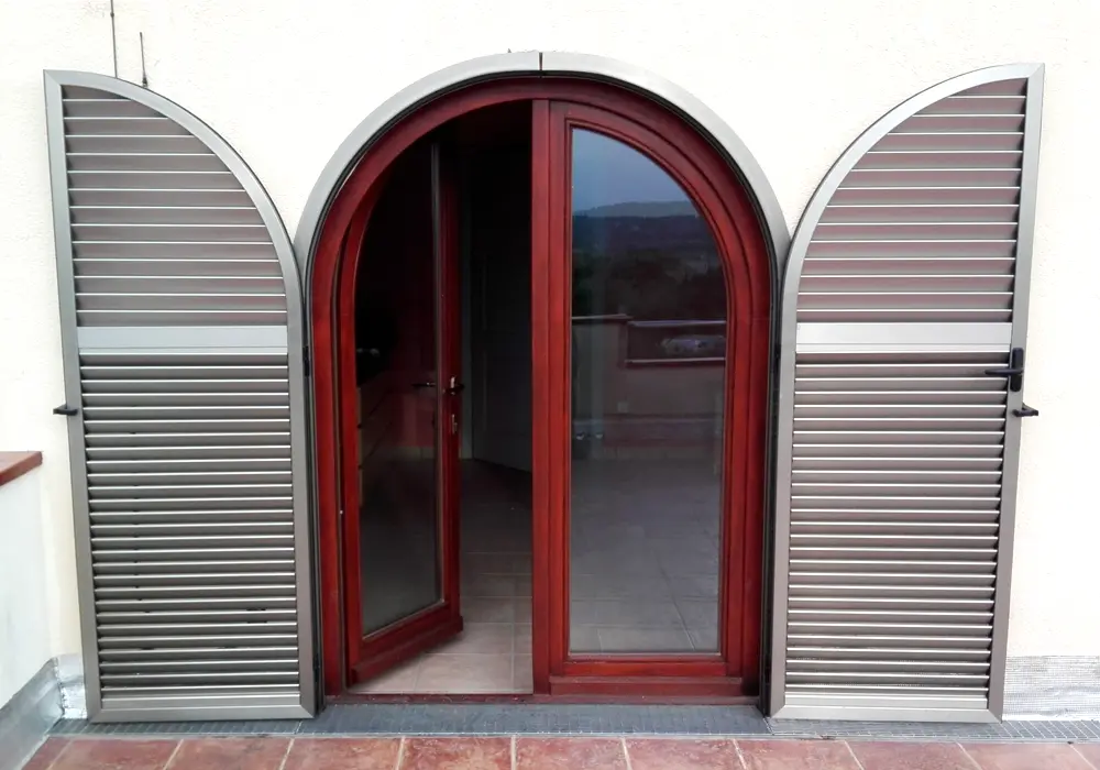 persiana mallorquina con arco
